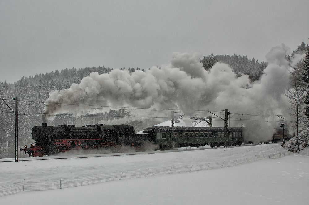 EISENBAHN MIT SCHNEEFALL.