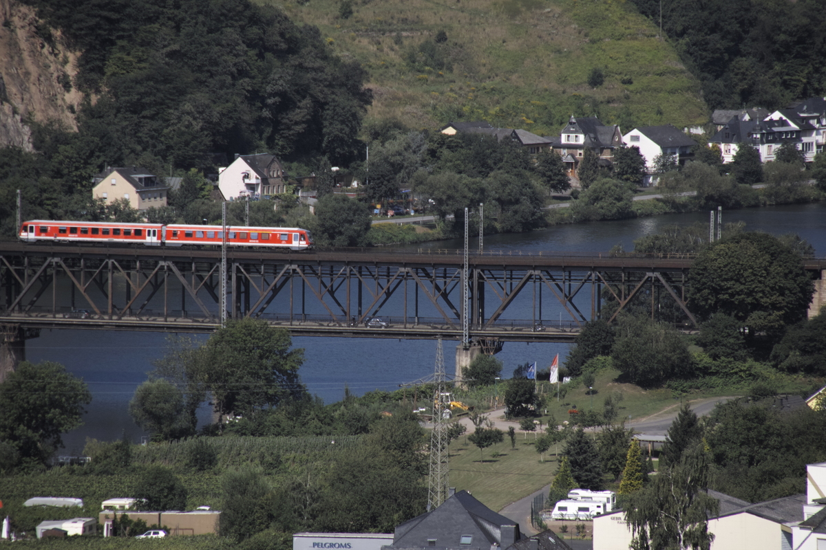 Eisenbahn und Autobrücke über die Mosel bei Alf