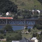 Eisenbahn und Autobrücke über die Mosel bei Alf