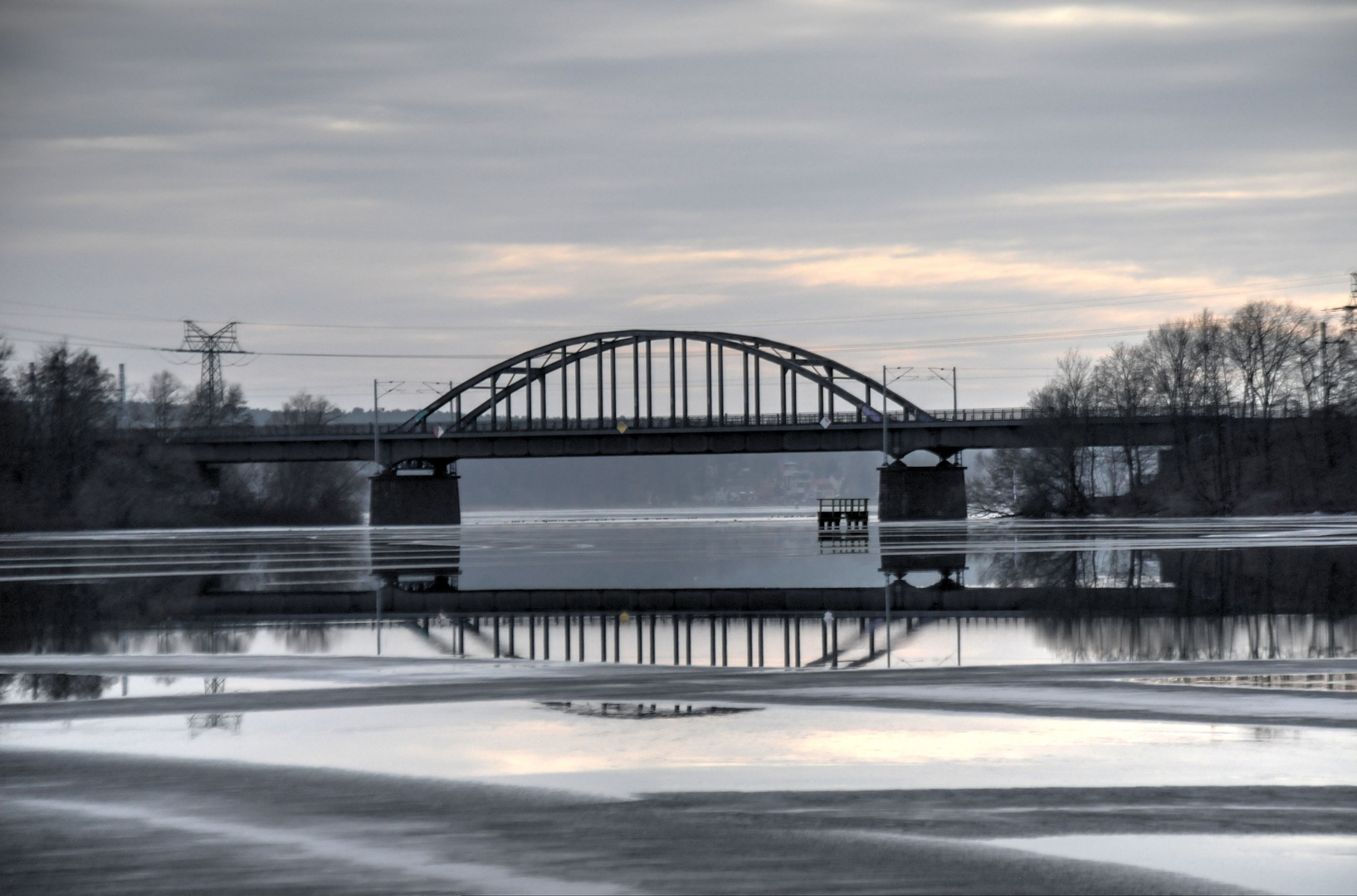 Eisenbahn und Fußgängerbrücke in Potsdam Templinsee