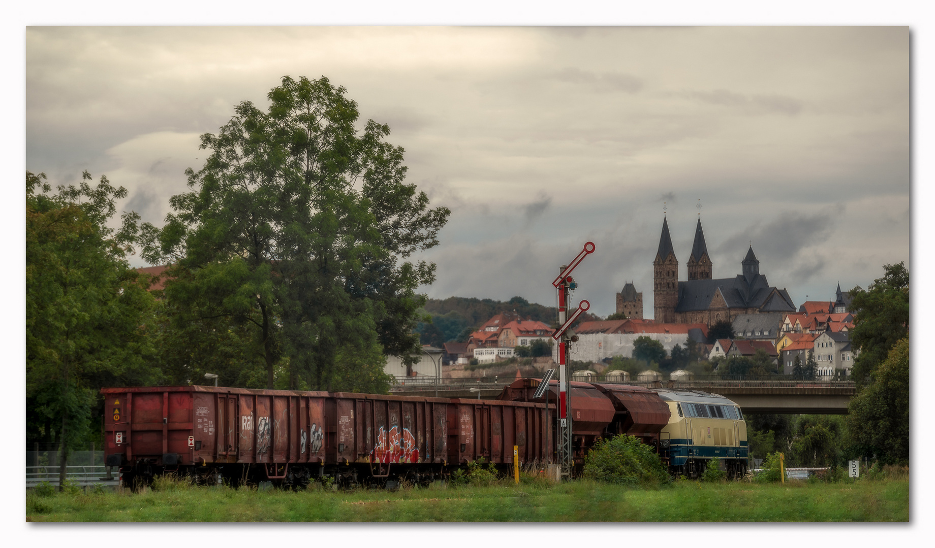 Eisenbahn und Stadtlandschaft