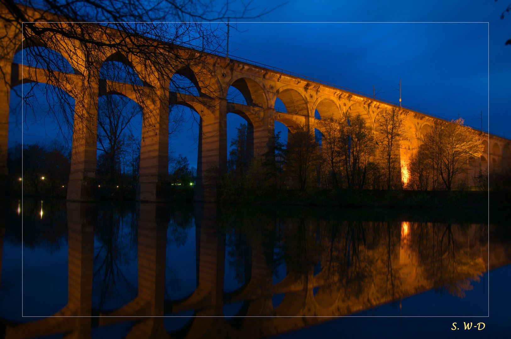 Eisenbahn Viadukt Blaue Stunde