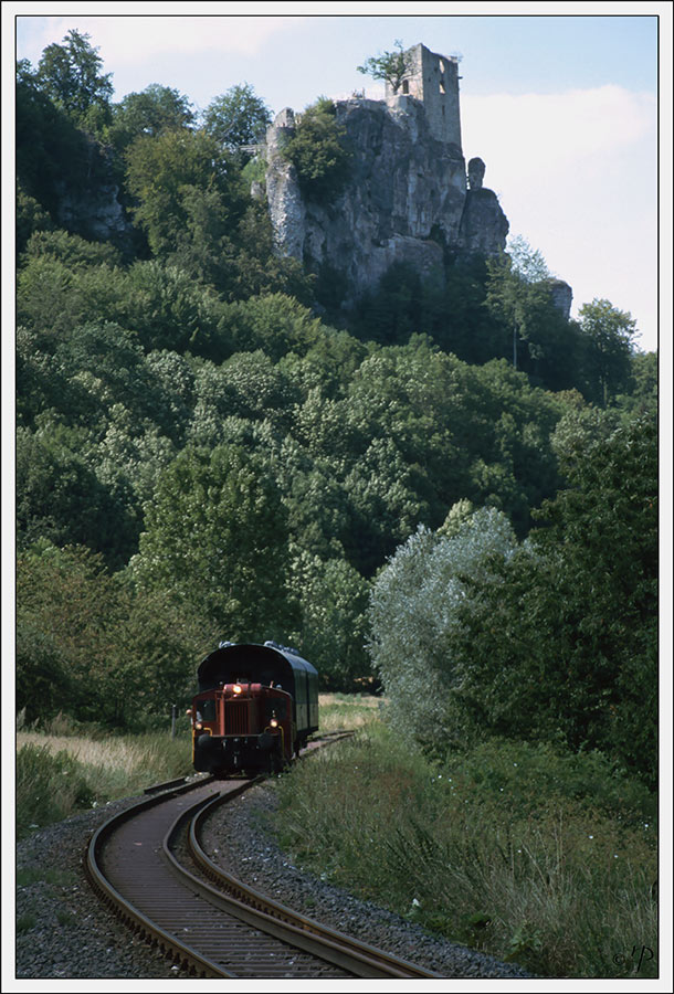 Eisenbahn vor der Burgruine Neideck