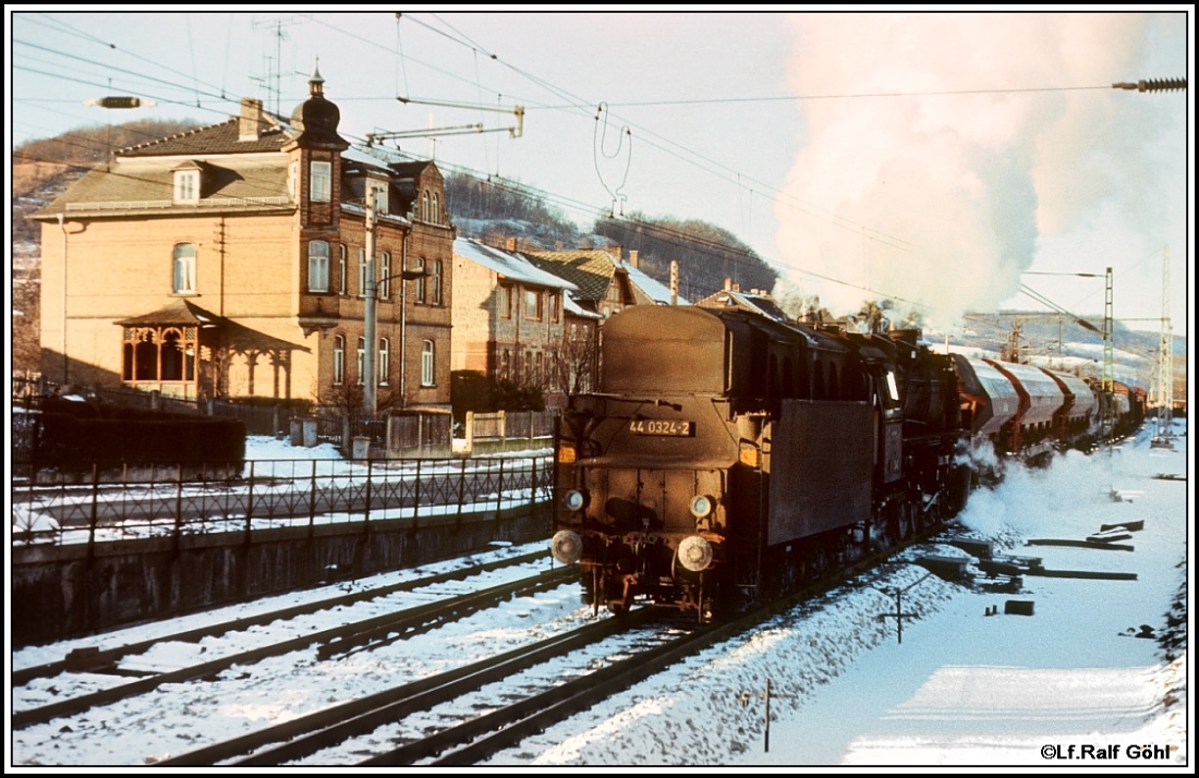 Eisenbahn Winterstimmung mit Licht und Schatten 