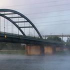 Eisenbahnbrück im Morgen-Nebel