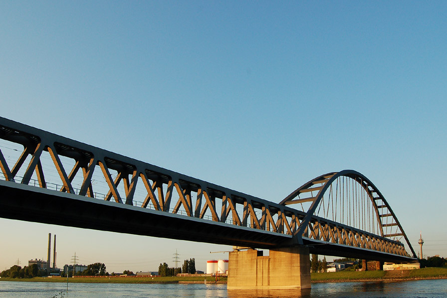 Eisenbahnbrücke am Rheinpark