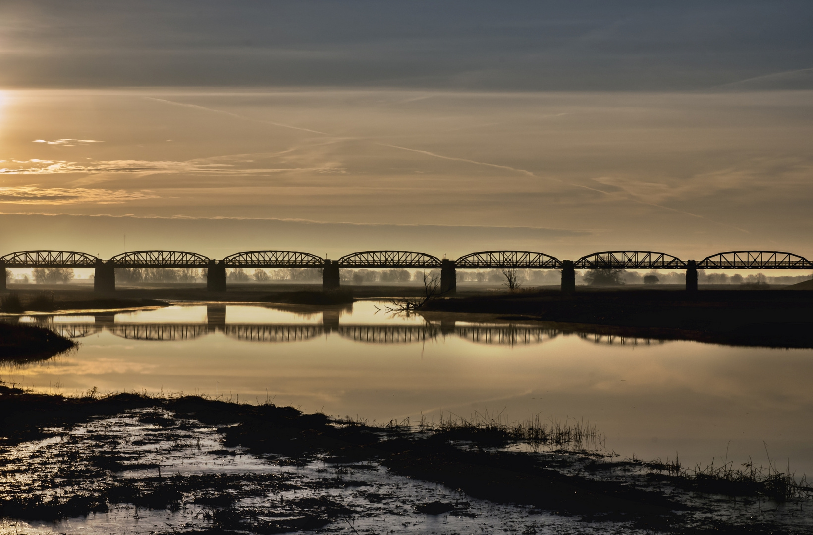 Eisenbahnbrücke bei Dömitz im Morgenlicht