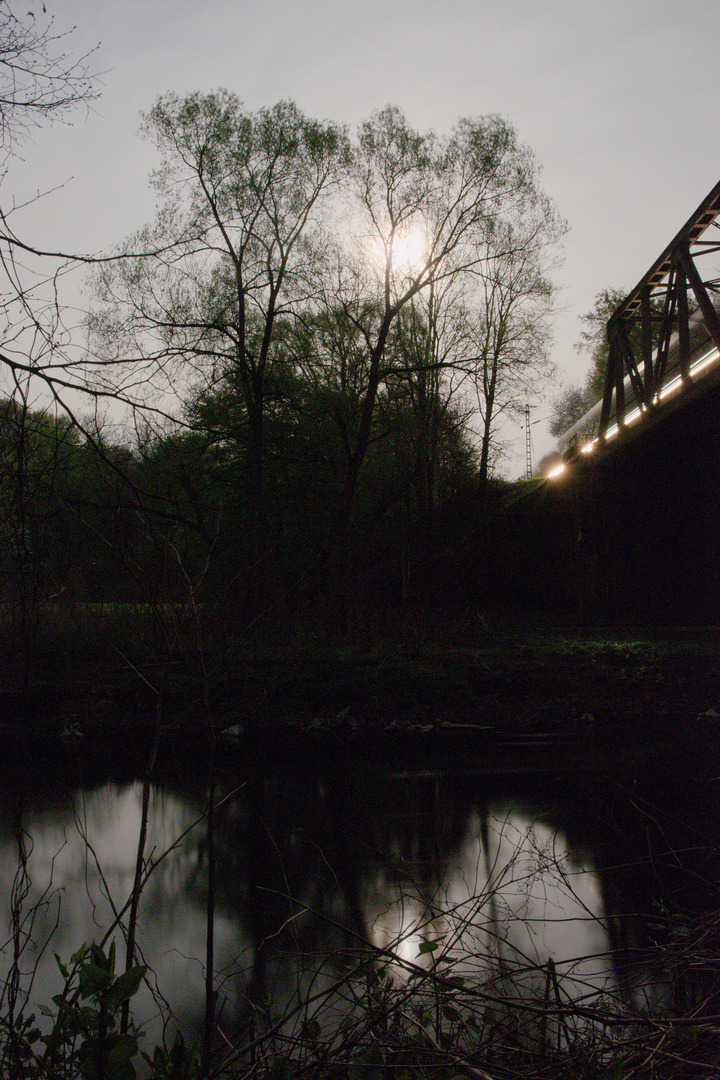 Eisenbahnbrücke bei Mondlicht