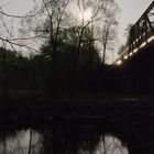 Eisenbahnbrücke bei Mondlicht