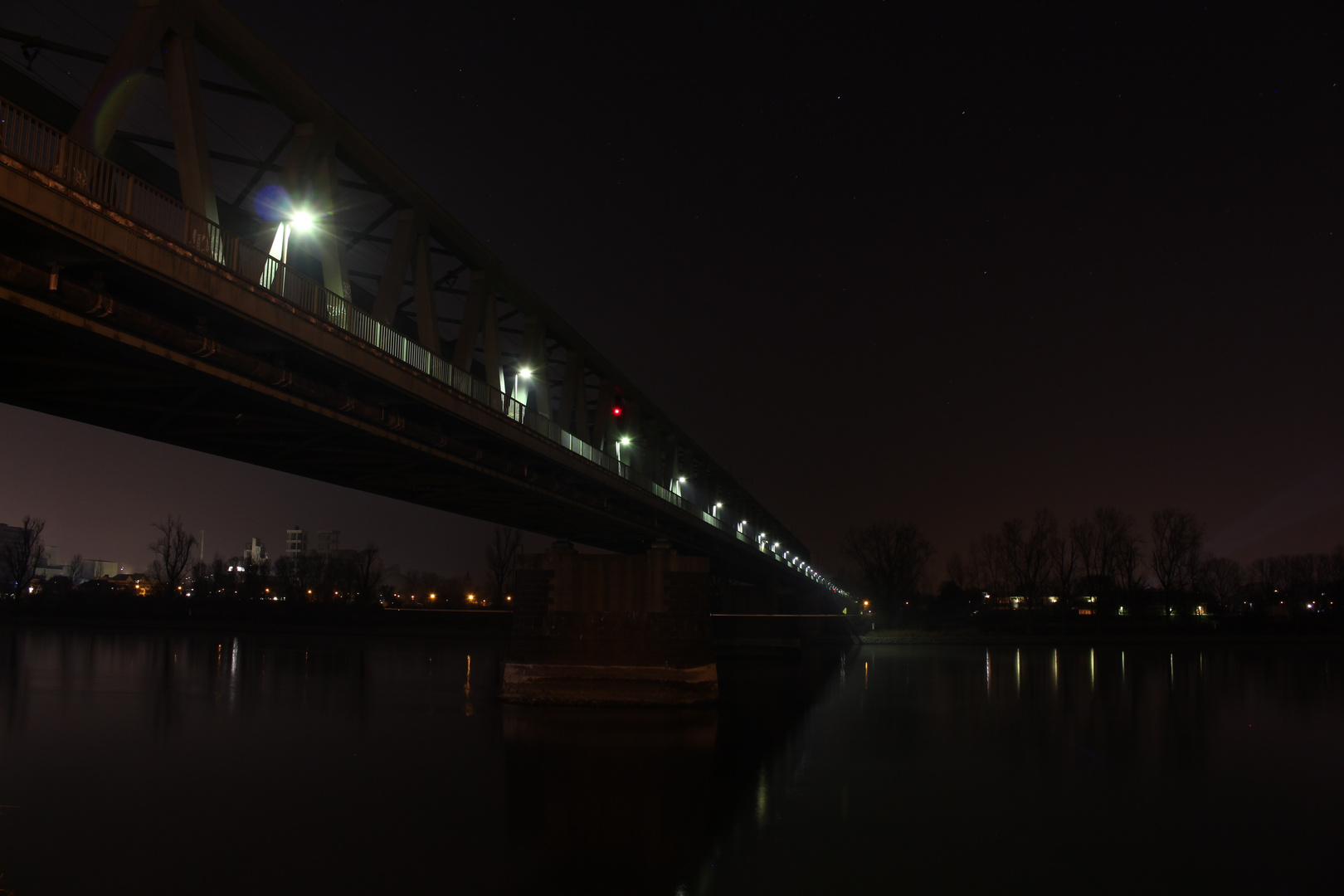 Eisenbahnbrücke bei Nacht 02