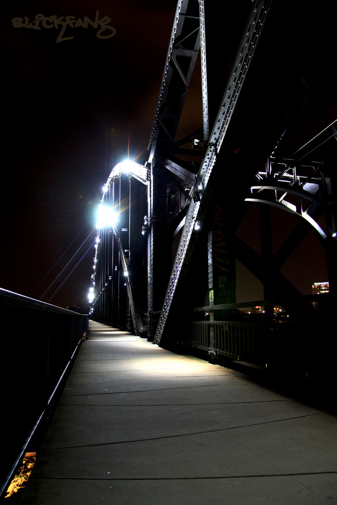 Eisenbahnbrücke bei Nacht