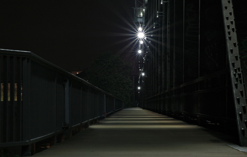 Eisenbahnbrücke bei Nacht