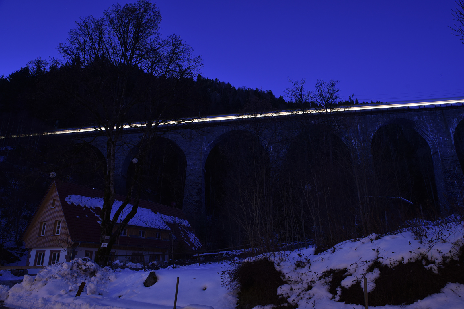 Eisenbahnbrücke bei Nacht