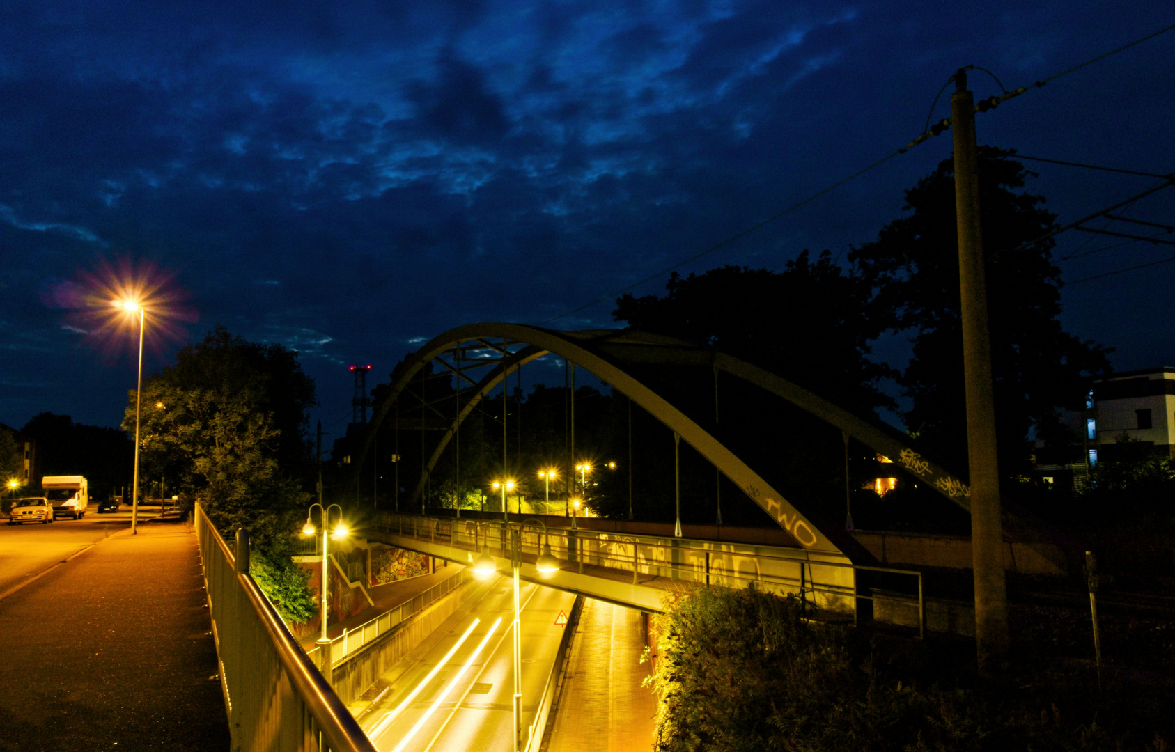 Eisenbahnbrücke bei Nacht