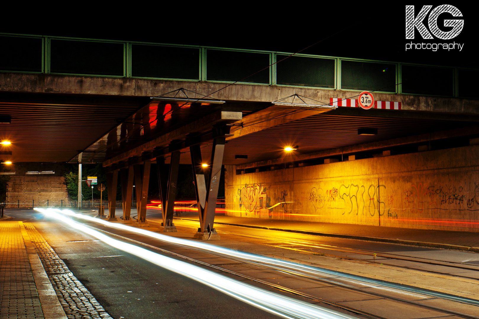 Eisenbahnbrücke bei Nacht