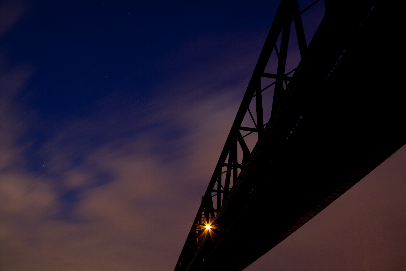 Eisenbahnbrücke bei Nacht in Duisburg