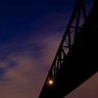 Eisenbahnbrücke bei Nacht in Duisburg