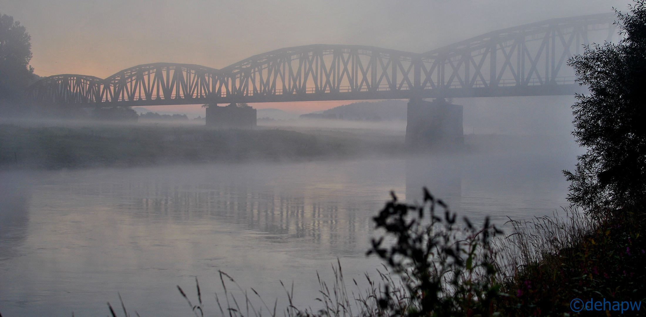 Eisenbahnbrücke bei Vlotho im Nebel