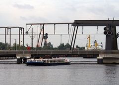 Eisenbahnbrücke Emden - die "Ratsdelft" passt durch