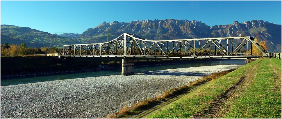 Eisenbahnbrücke im Abendlicht ...