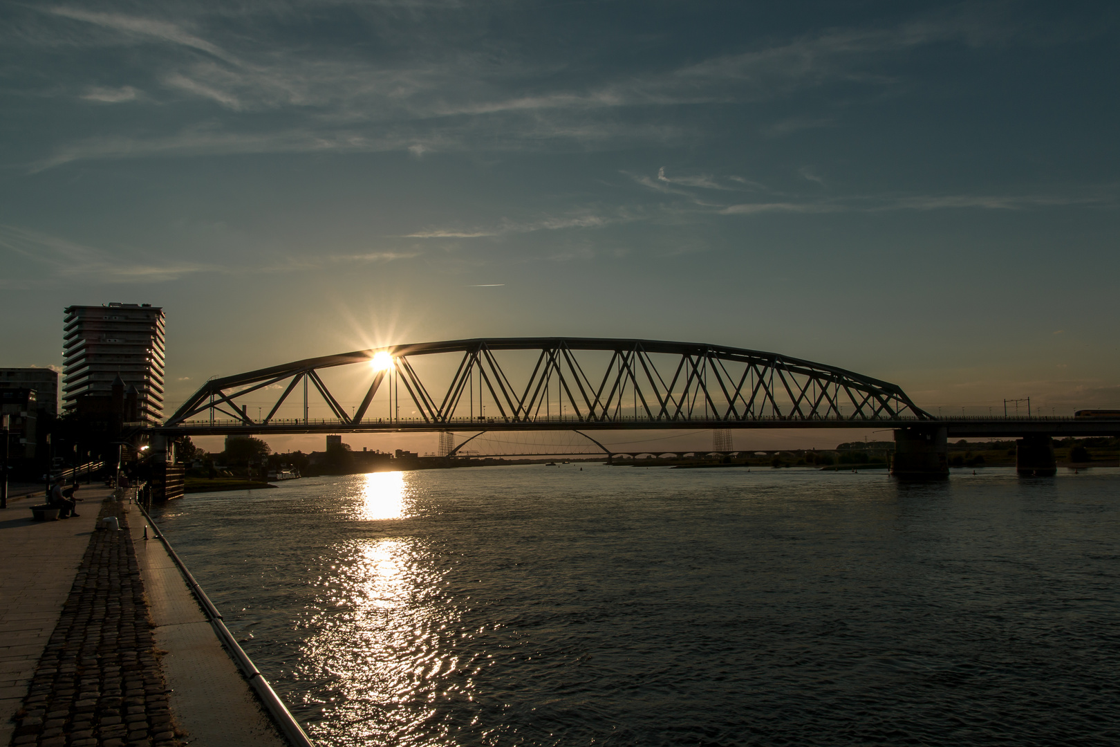 Eisenbahnbrücke im letzten Licht 