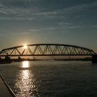 Eisenbahnbrücke im letzten Licht 