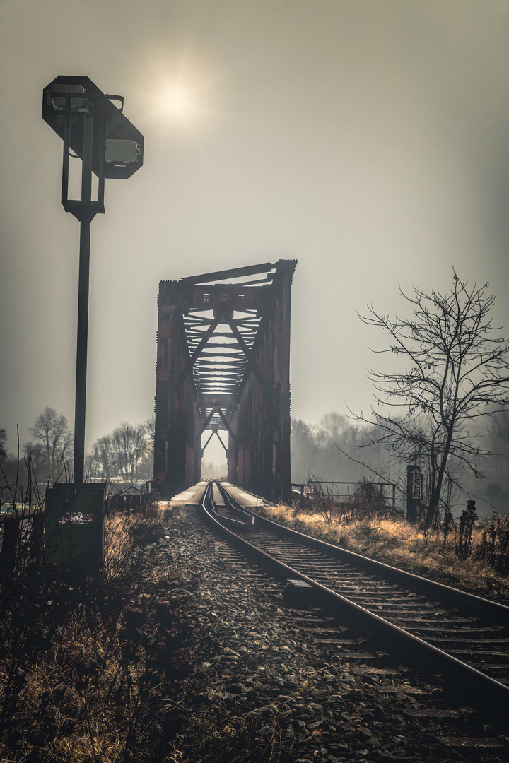 Eisenbahnbrücke im Nebel