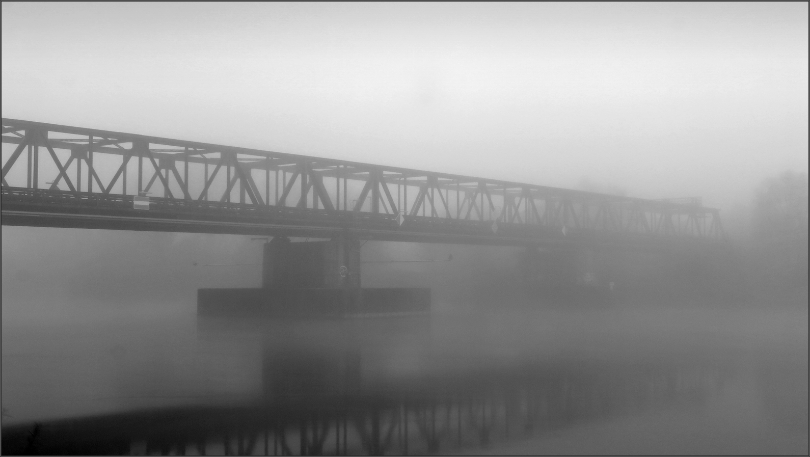 Eisenbahnbrücke im Nebel