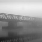 Eisenbahnbrücke im Nebel