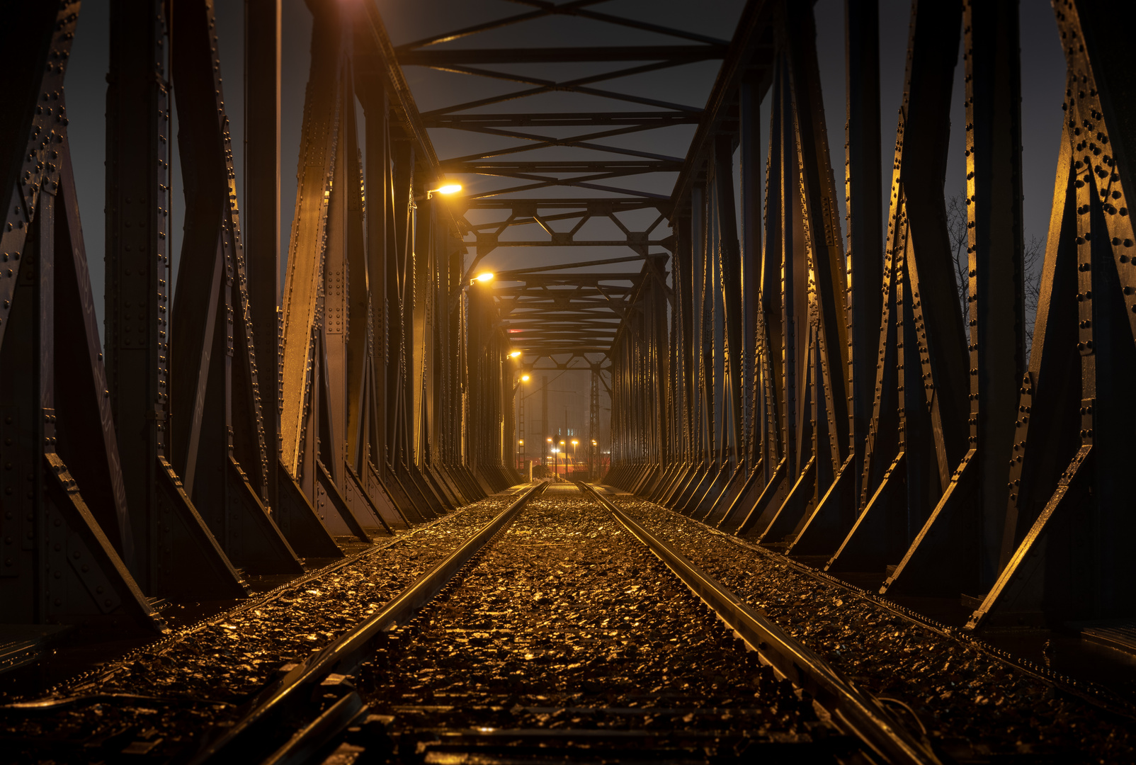 Eisenbahnbrücke im Regen