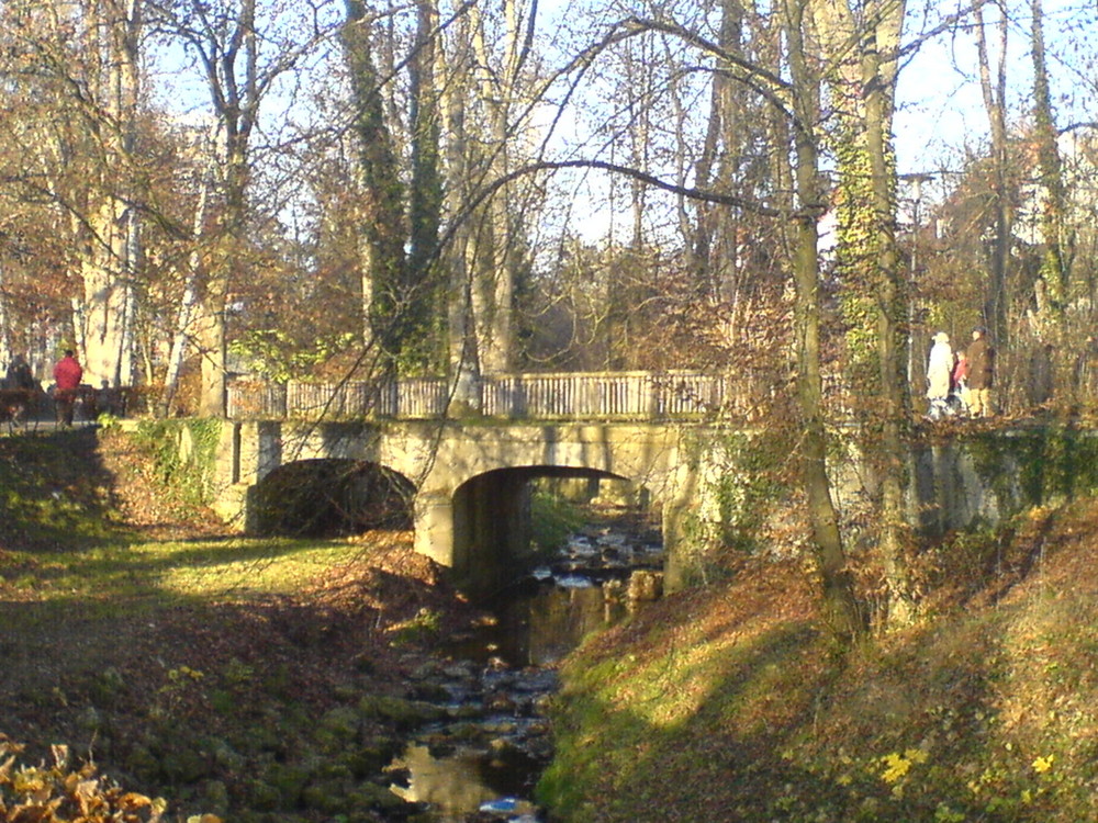 Eisenbahnbrücke im Stadtpark Donauwörth