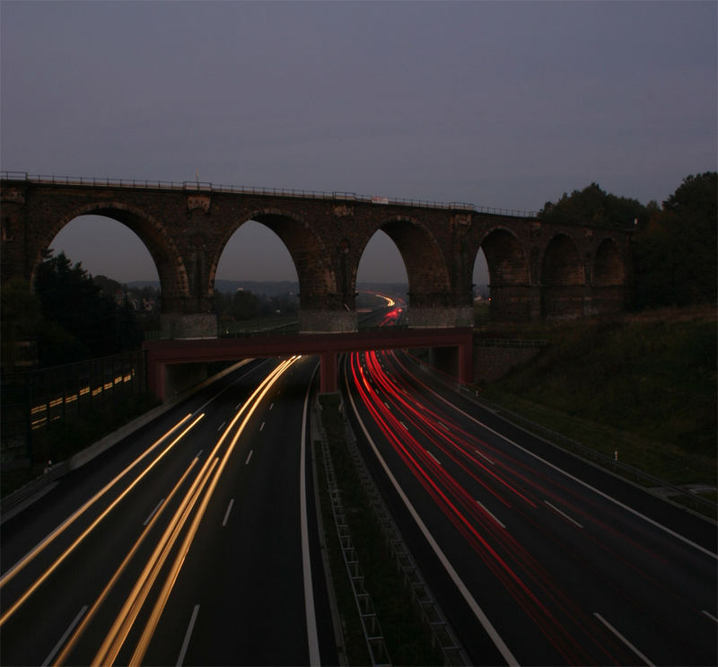 Eisenbahnbrücke in Chemnitz am Abend