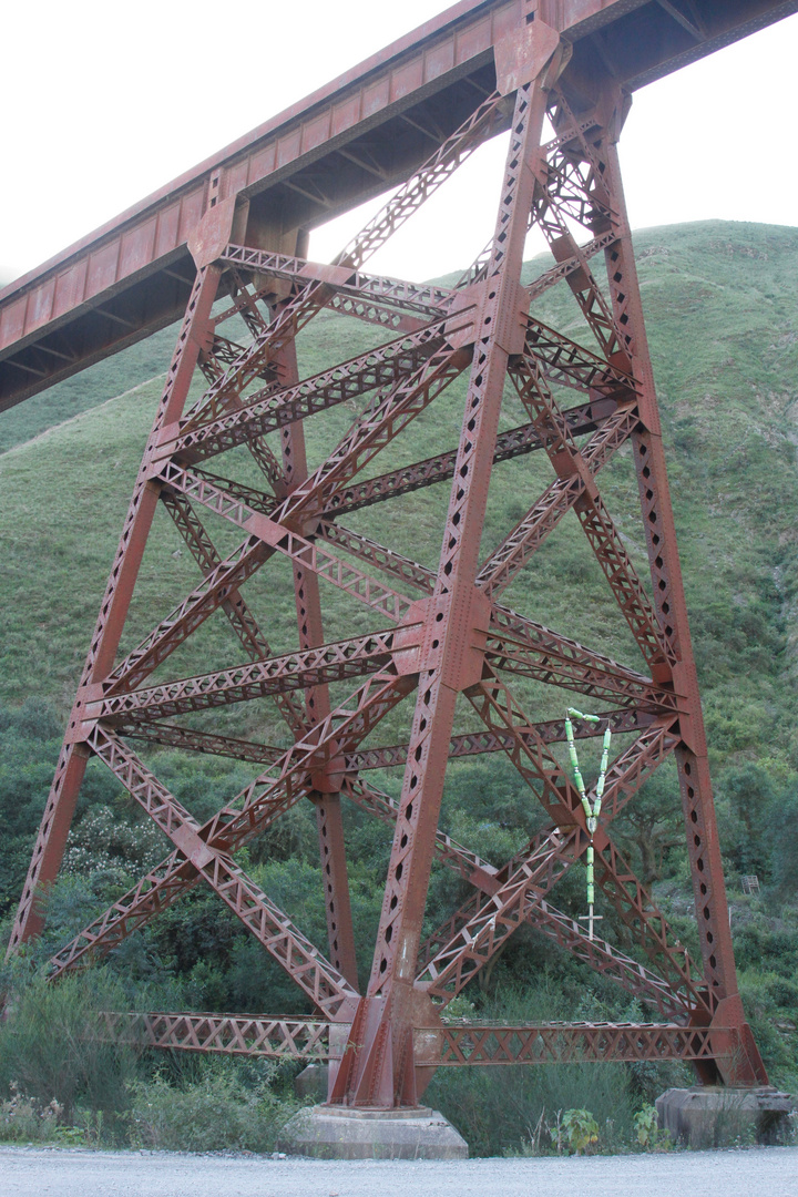 Eisenbahnbrücke in den Anden mit Rosenkranz