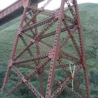 Eisenbahnbrücke in den Anden mit Rosenkranz