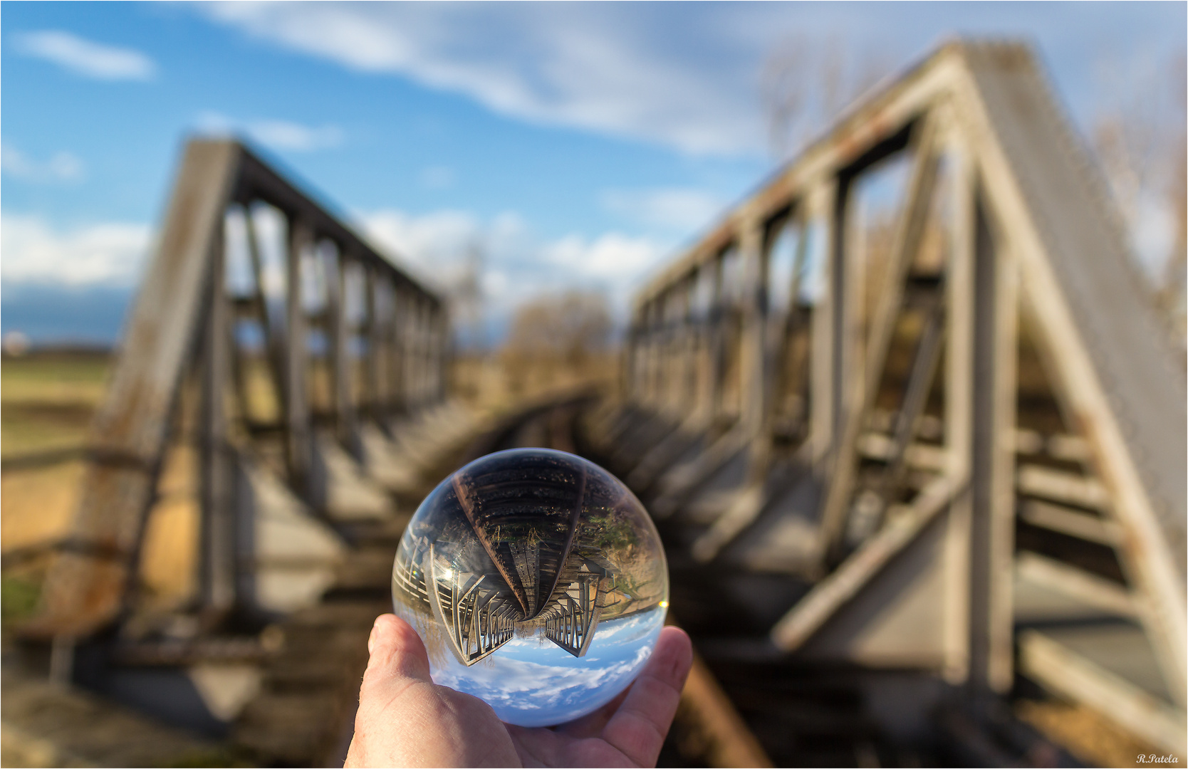  Eisenbahnbrücke in der Glaskugel