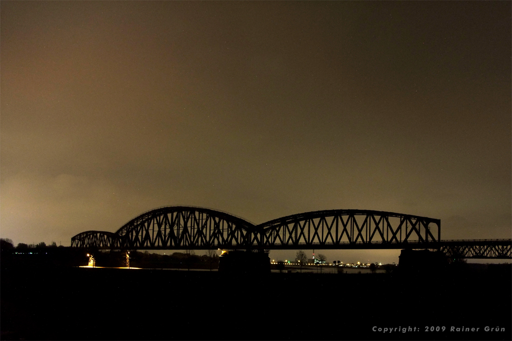 Eisenbahnbrücke in der Nacht