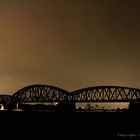 Eisenbahnbrücke in der Nacht