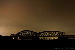 Eisenbahnbrücke in der Nacht