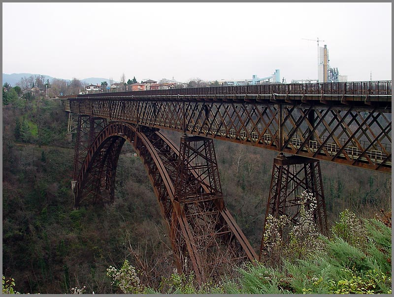 Eisenbahnbrücke in Robbiate