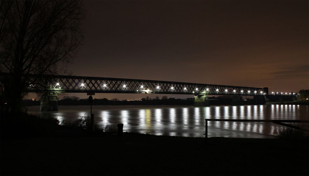 Eisenbahnbrücke in Urmitz bei Nacht