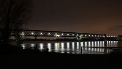 Eisenbahnbrücke in Urmitz bei Nacht