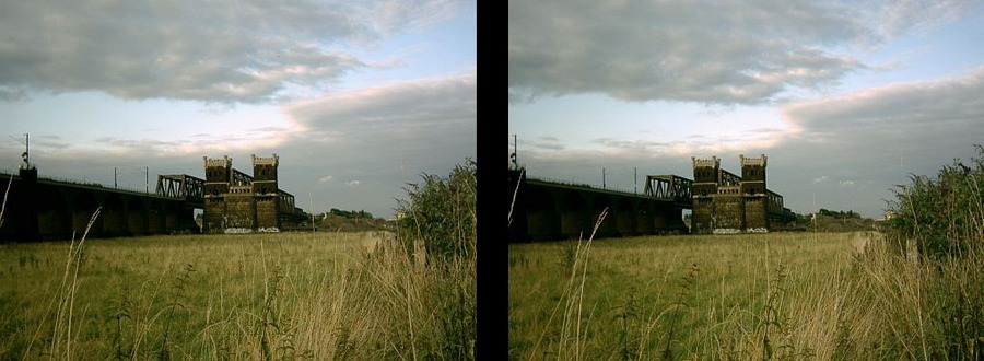 Eisenbahnbrücke mit alten Zolltürmen...