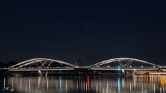 Eisenbahnbrücke mit Hochhaus