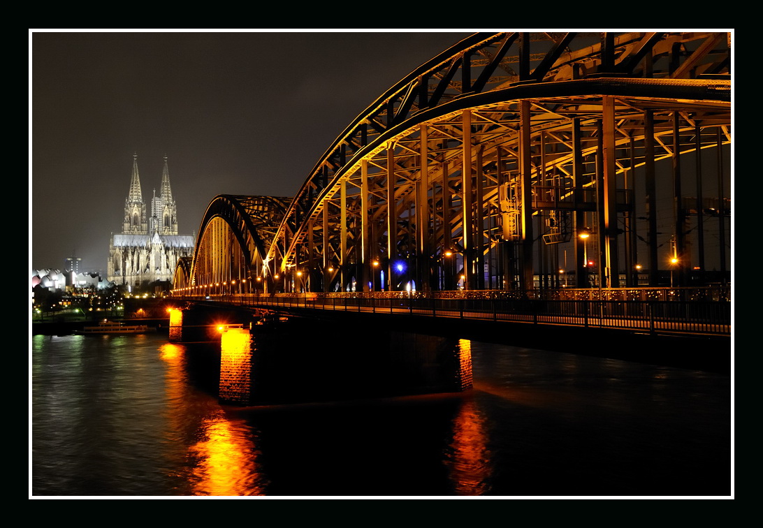 Eisenbahnbrücke mit Kölner Dom