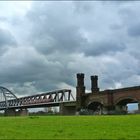 Eisenbahnbrücke mit Ruine ihrer Vorgängerin