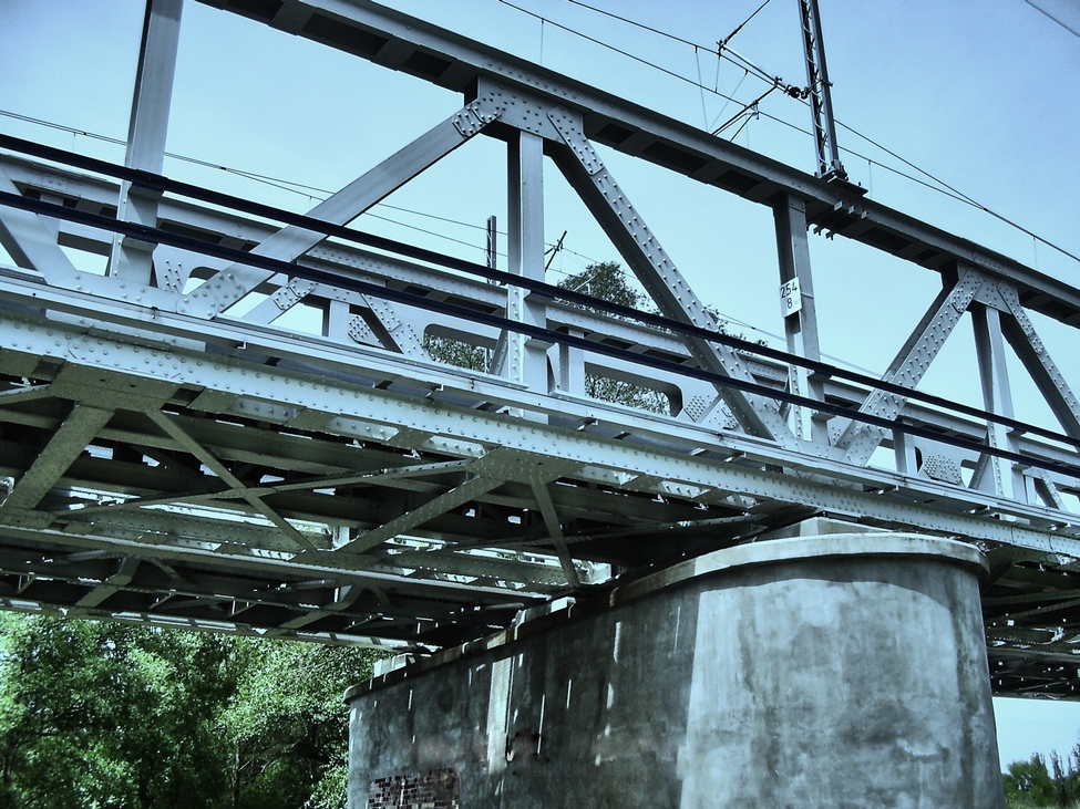 Eisenbahnbrücke, saniert - über die Warthe /Warta (Polen)