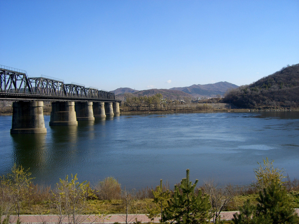 Eisenbahnbrücke über den Songhua-Fluss in der Stadt Jilin