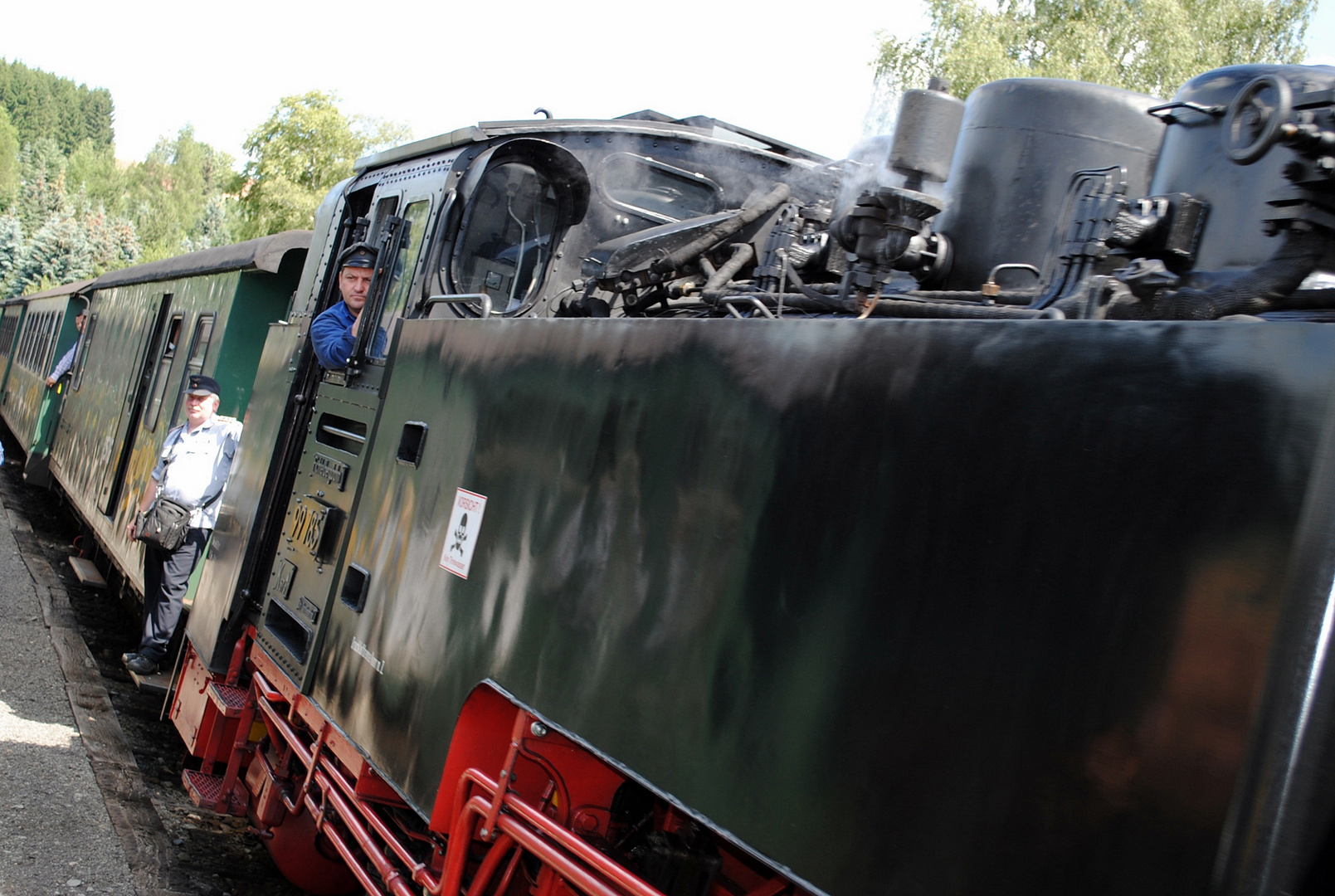 Eisenbahner auf der Dampflok