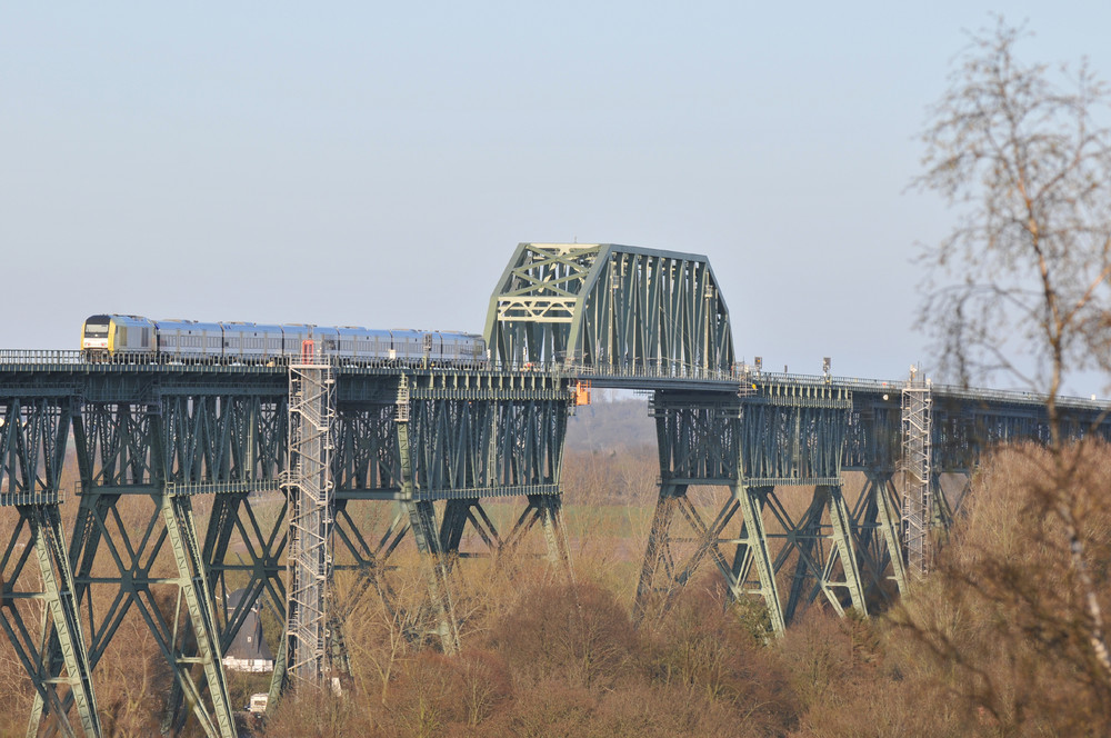 eisenbahnhochbrücke hochdonn mit zug