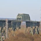 eisenbahnhochbrücke hochdonn mit zug